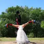 "El último que apague la luz" por A vela Circo. Malabares y acrobacia.